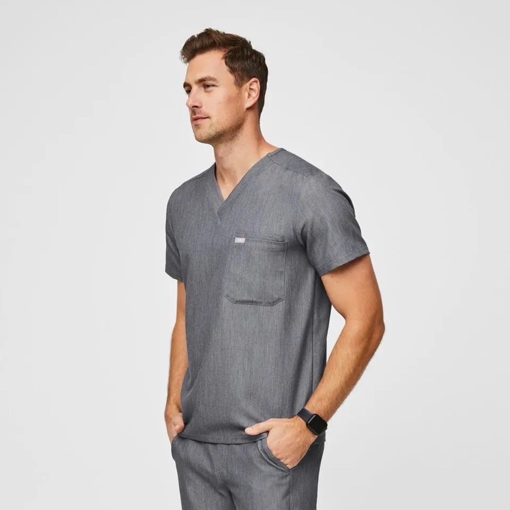 Figs V-Neck Leon Three-Pocket Scrub Top Tailored Fit Graphite Gray Size Large